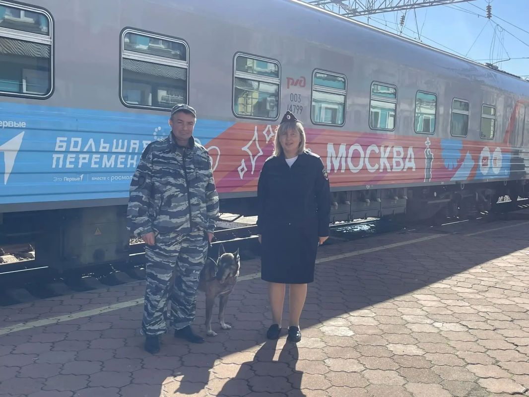 Транспортные полицейские Прибайкалья обеспечили охрану общественного порядка и безопасности граждан в ходе встречи поезда «Путешествие мечты» Транспортные полицейские Прибайкалья обеспечили охрану общественного порядка и безопасности граждан в ходе встречи поезда «Путешествие мечты»