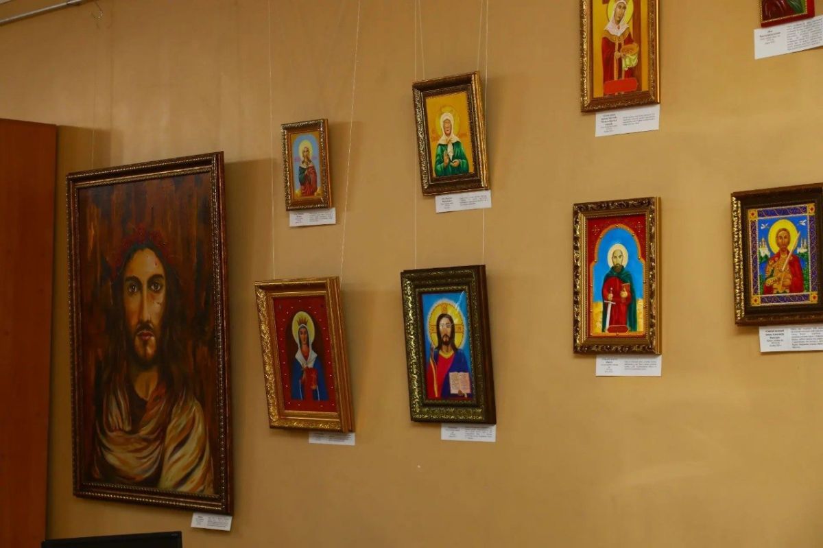 Картины, написанные в госпиталях и зоне СВО, представили в Иркутске