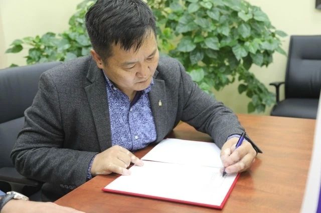 Соглашение о всестороннем сотрудничестве подписали председатель правления Иркутского регионального отделения Федерации всестилевого карате России Петр Неупокоев и президент Федерации SKIF Монголии Чинзориг Намсрай Соглашение о всестороннем сотрудничестве подписали председатель правления Иркутского регионального отделения Федерации всестилевого карате России Петр Неупокоев и президент Федерации SKIF Монголии Чинзориг Намсрай