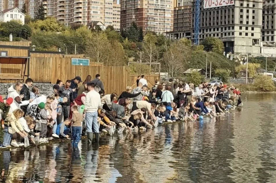 В Иркутске в честь Дня реки Ангары прошла акция «Наследие»: в воду выпустили 10 тысяч мальков