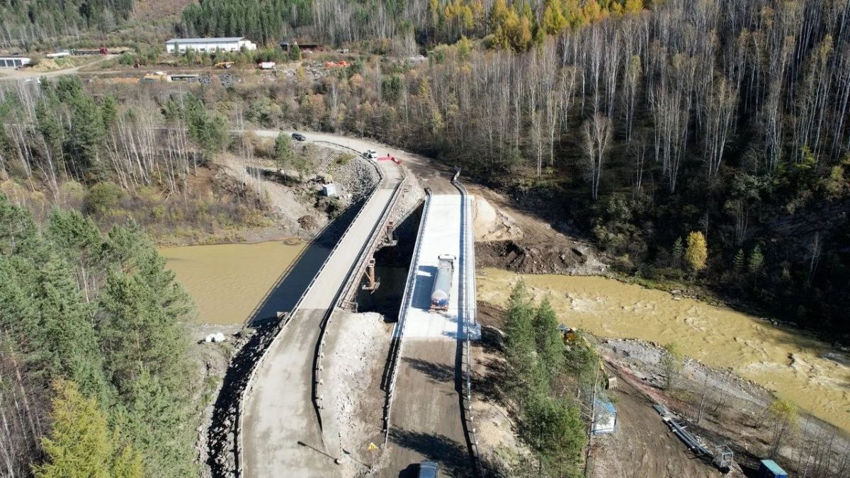 Обновленный мост через реку Бодайбо открыли на севере Иркутской области