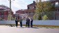 микрорайоне Берёзовый в Ленинском округе около дома № 105 завершают ремонт хоккейного корта