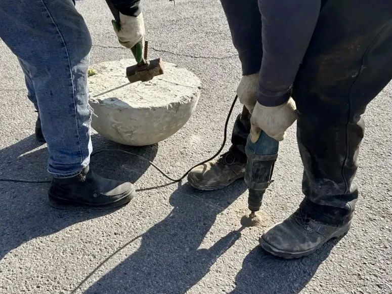 Бетонные полусферы установили на парковке торгово-развлекательного центра «Фестиваль» в Ангарске сегодня, 25 сентября Бетонные полусферы установили на парковке торгово-развлекательного центра «Фестиваль» в Ангарске сегодня, 25 сентября