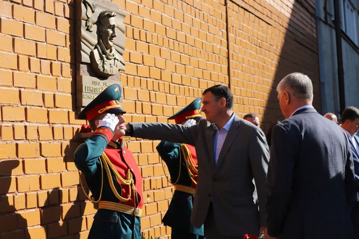 Руслан Болотов: Мемориальную доску нашему земляку, кавалеру ордена Мужества Григорию Тарасову открыли сегодня на фасаде школы № 35 имени Александра Вампилова Руслан Болотов: Мемориальную доску нашему земляку, кавалеру ордена Мужества Григорию Тарасову открыли сегодня на фасаде школы № 35 имени Александра Вампилова