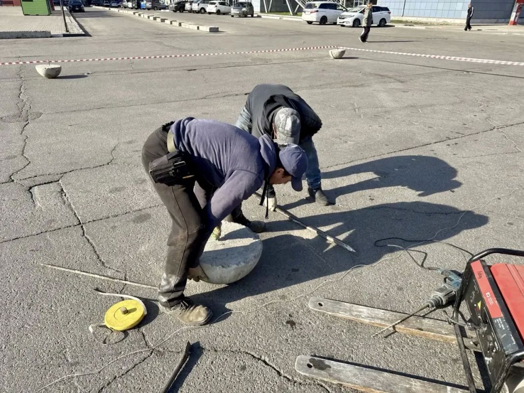 Бетонные полусферы установили на парковке торгово-развлекательного центра «Фестиваль» в Ангарске сегодня, 25 сентября Бетонные полусферы установили на парковке торгово-развлекательного центра «Фестиваль» в Ангарске сегодня, 25 сентября