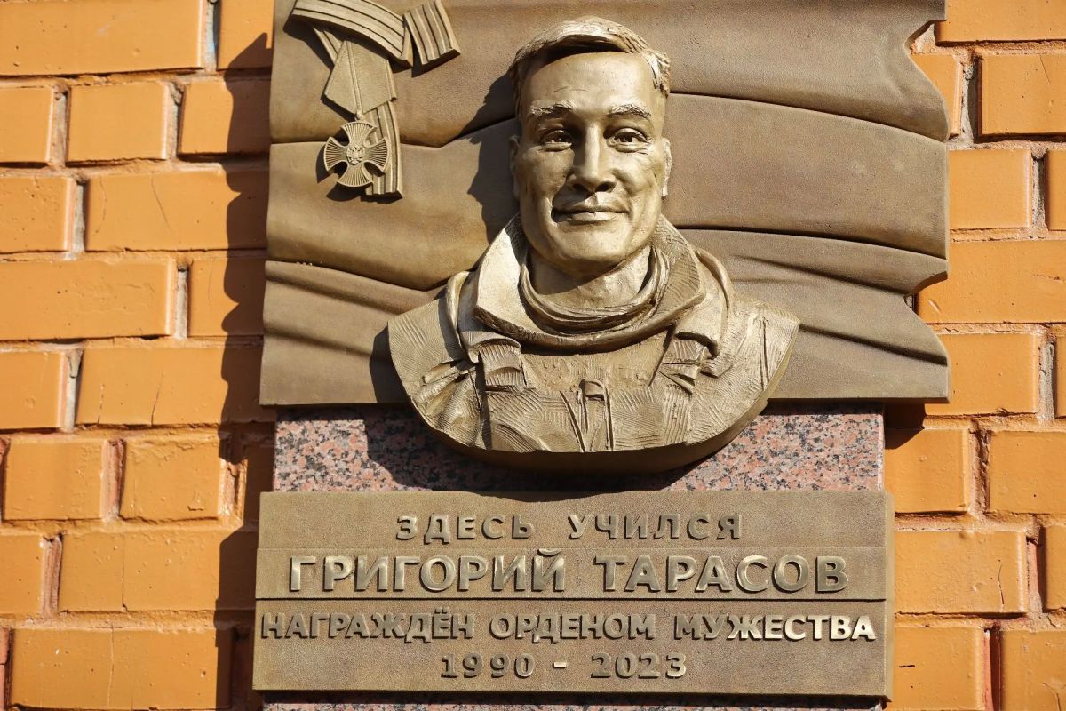 Руслан Болотов: Мемориальную доску нашему земляку, кавалеру ордена Мужества Григорию Тарасову открыли сегодня на фасаде школы № 35 имени Александра Вампилова