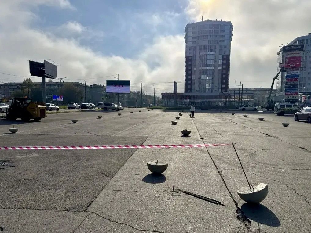 Бетонные полусферы установили на парковке торгово-развлекательного центра «Фестиваль» в Ангарске сегодня, 25 сентября Бетонные полусферы установили на парковке торгово-развлекательного центра «Фестиваль» в Ангарске сегодня, 25 сентября