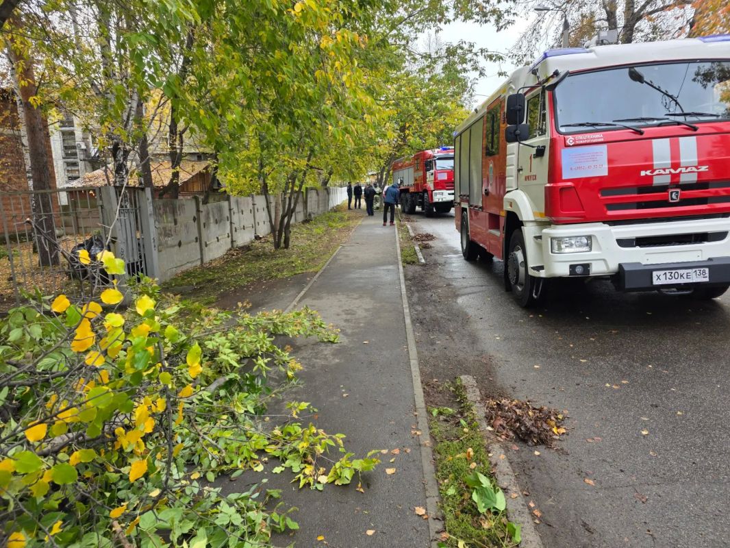 Сотрудники МЧС вышли на субботник в Иркутске Сотрудники МЧС вышли на субботник в Иркутске