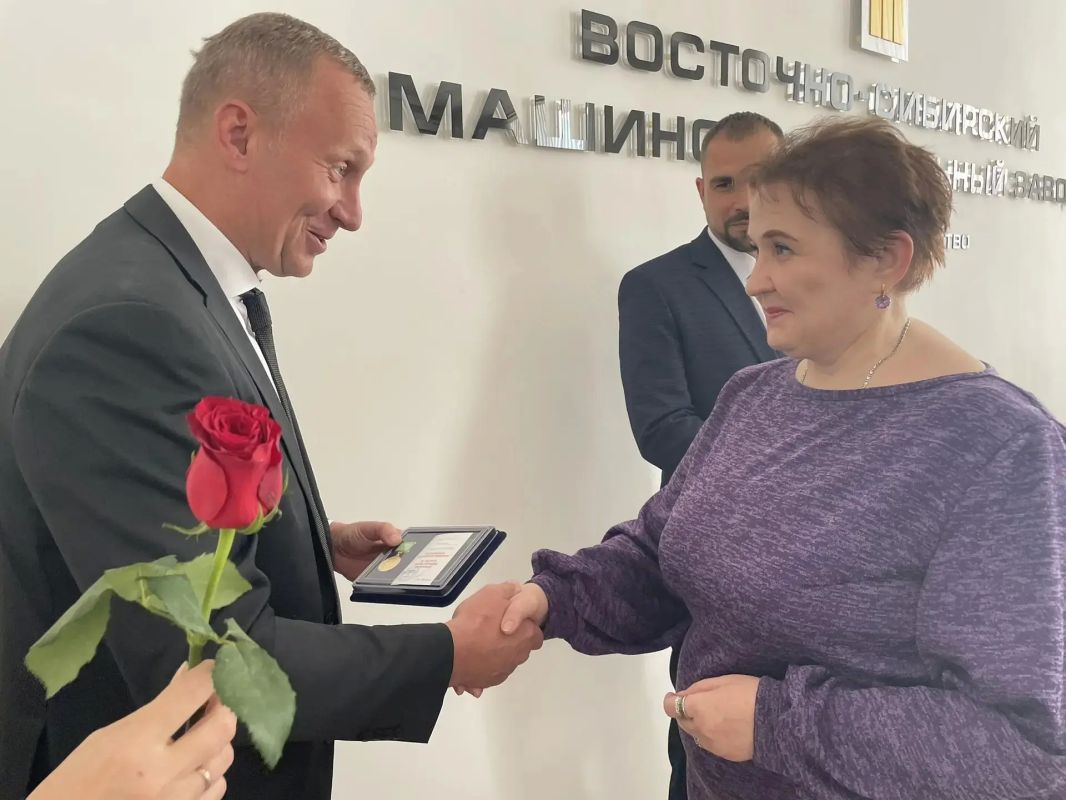 Сотрудников Восточно-Сибирского машиностроительного завода поздравили с профессиональным праздником Сотрудников Восточно-Сибирского машиностроительного завода поздравили с профессиональным праздником