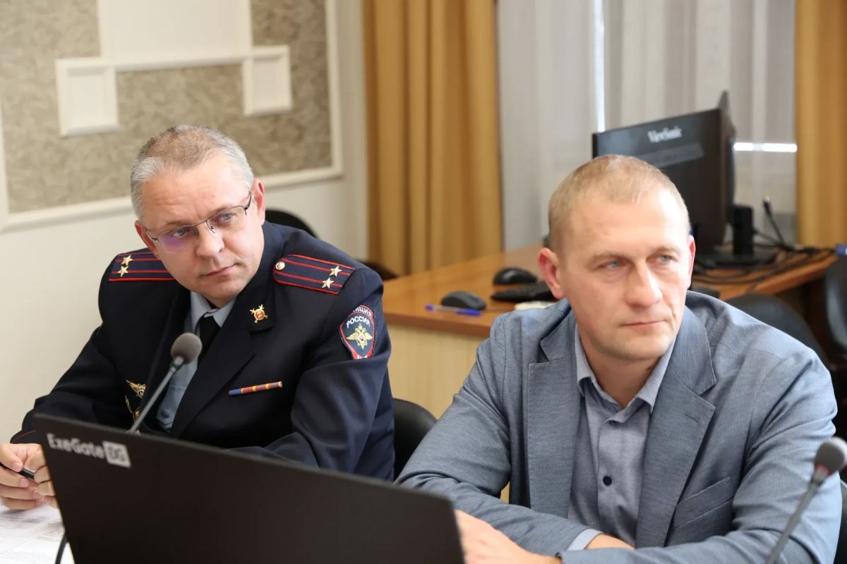 В Приангарье члены общественного совета и полицейские обсудили вопросы профилактики наркомании и патриотическую работу с молодежью В Приангарье члены общественного совета и полицейские обсудили вопросы профилактики наркомании и патриотическую работу с молодежью