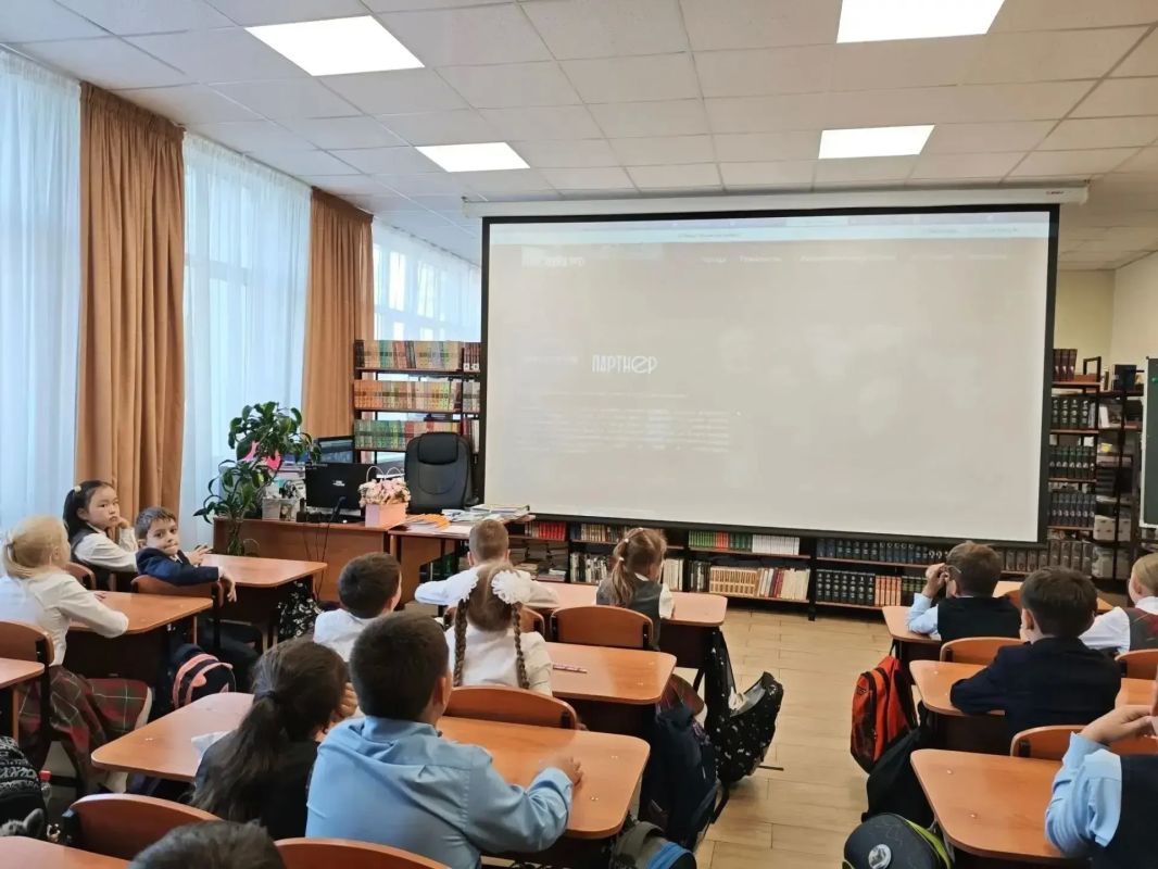 В школах Иркутска продолжается реализация проекта «Тыловики.РФ» В школах Иркутска продолжается реализация проекта «Тыловики.РФ»