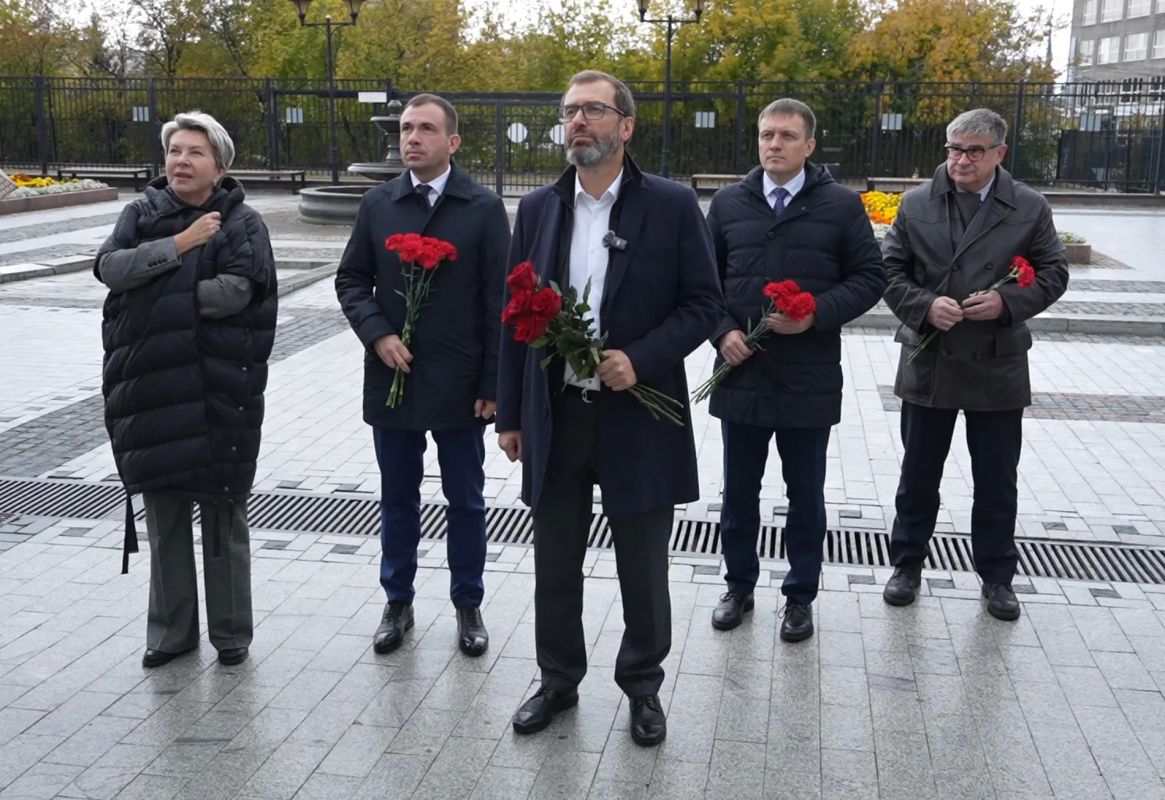 В Иркутском диагностическом центре появился барельеф Игоря Ушакова В Иркутском диагностическом центре появился барельеф Игоря Ушакова