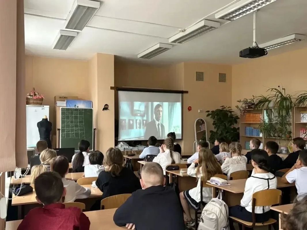 В школах Иркутска продолжается реализация проекта «Тыловики.РФ» В школах Иркутска продолжается реализация проекта «Тыловики.РФ»