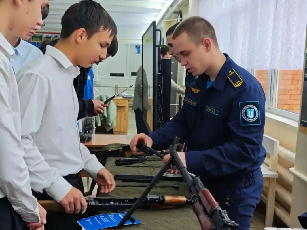 Понять профессию изнутри: в школе № 14 прошел региональный форум «Профориентир» Понять профессию изнутри: в школе № 14 прошел региональный форум «Профориентир»
