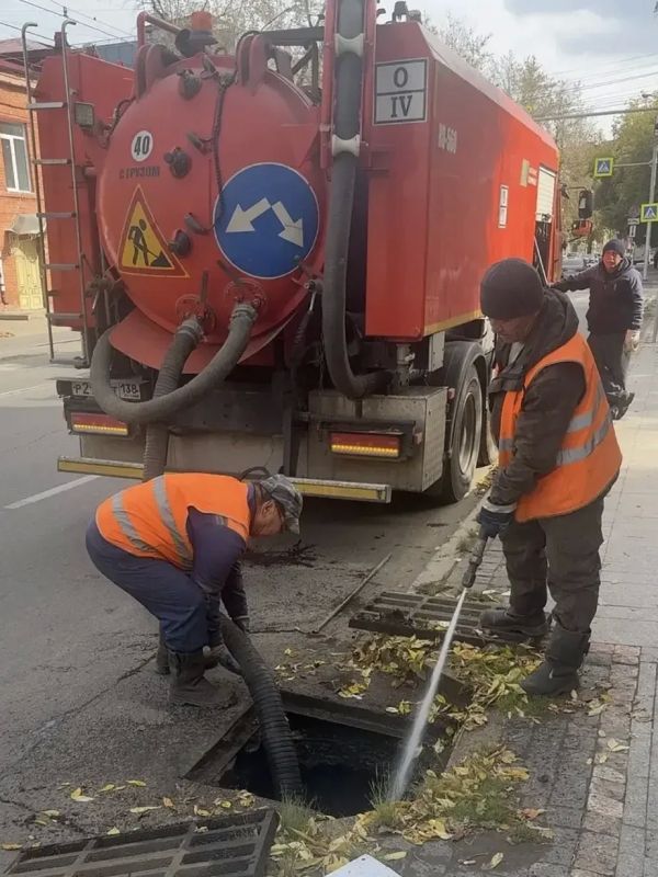 Уборку опавшей листвы ежедневно проводят в Иркутске Уборку опавшей листвы ежедневно проводят в Иркутске