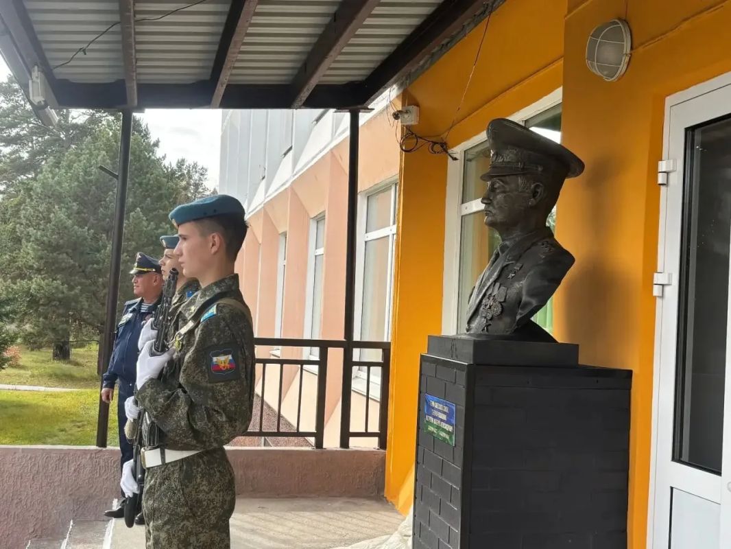 Игорь Кобзев: Бюст Героя Советского Союза Валерия Александровича Востротина открыли сегодня в Усольском кадетском корпусе Игорь Кобзев: Бюст Героя Советского Союза Валерия Александровича Востротина открыли сегодня в Усольском кадетском корпусе