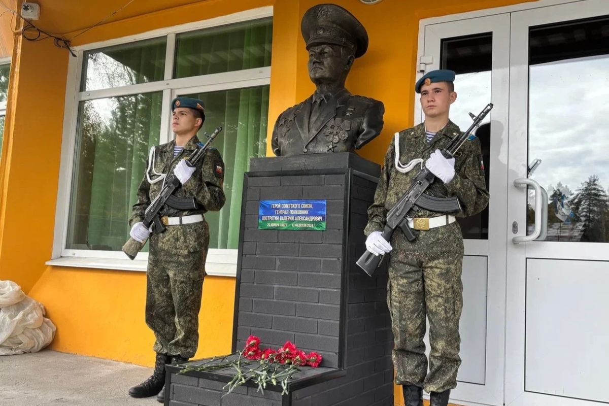 В Усольском кадетском корпусе установили бюст Героя Советского Союза Валерия Востротина В Усольском кадетском корпусе установили бюст Героя Советского Союза Валерия Востротина