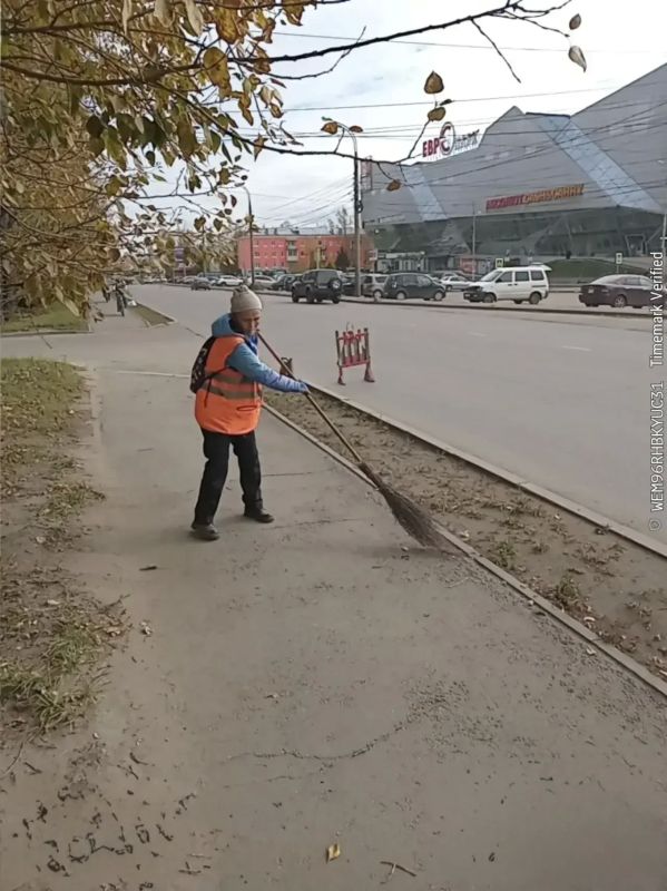 Уборку опавшей листвы ежедневно проводят в Иркутске Уборку опавшей листвы ежедневно проводят в Иркутске