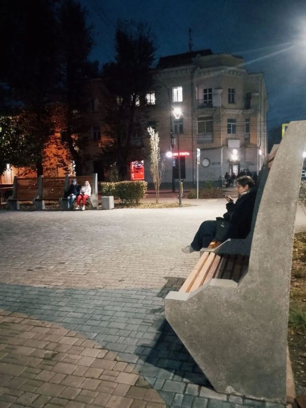 В сентябре репортер «Иркутска» по дороге на работу заметил, как в сквере Ножикова, на пересечении улиц Сухэ-Батора и Горького устанавливают новые скамейки — чтобы небольшое по площади, но не по проходимости место в самом... В сентябре репортер «Иркутска» по дороге на работу заметил, как в сквере Ножикова, на пересечении улиц Сухэ-Батора и Горького устанавливают новые скамейки — чтобы небольшое по площади, но не по проходимости место в самом...