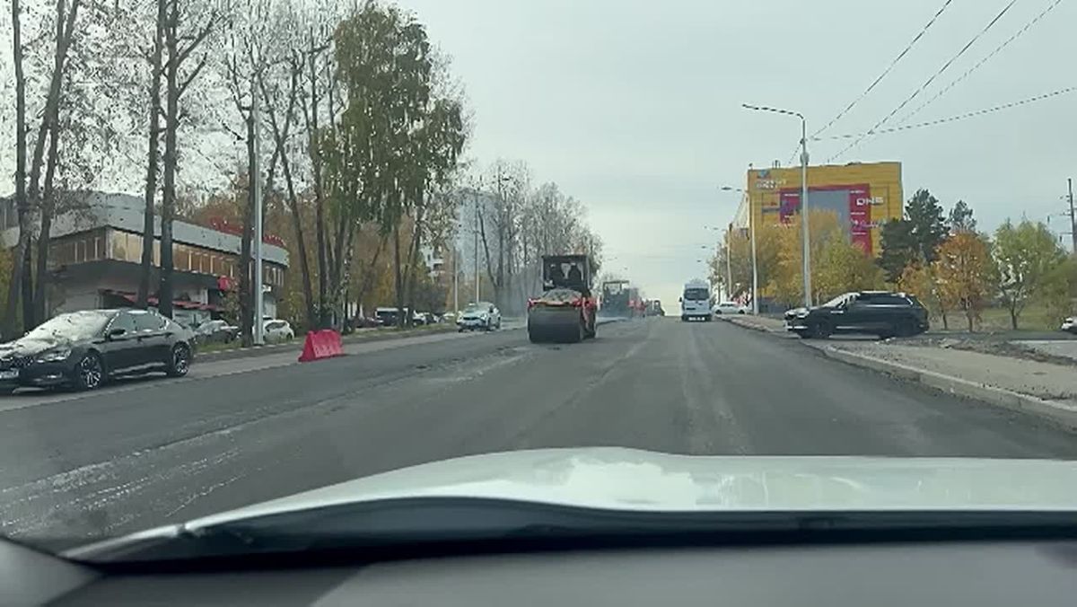 Почти готово! На ул. Байкальская в м/р Солнечный сегодня укладывают асфальт. Придется постоять в пробке