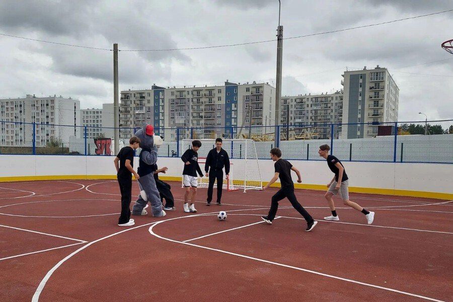 В микрорайоне Луговое открыли «умную» спортивную площадку