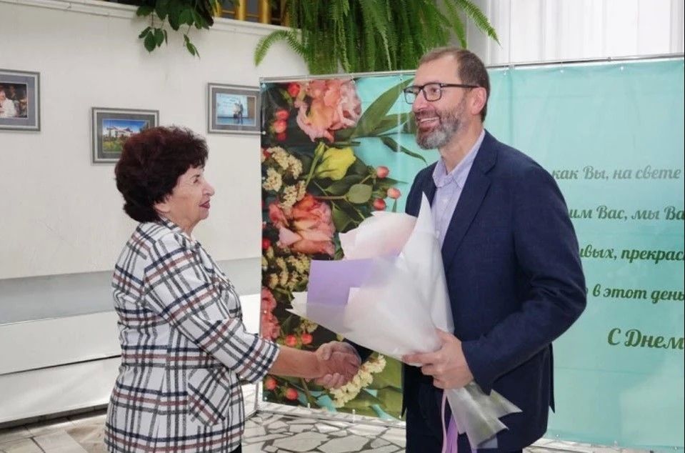 Председатель Законодательного Собрания Иркутской области Александр Ведерников накануне Дня учителя побывал в лицее ИГУ и центре образования № 47 Иркутска