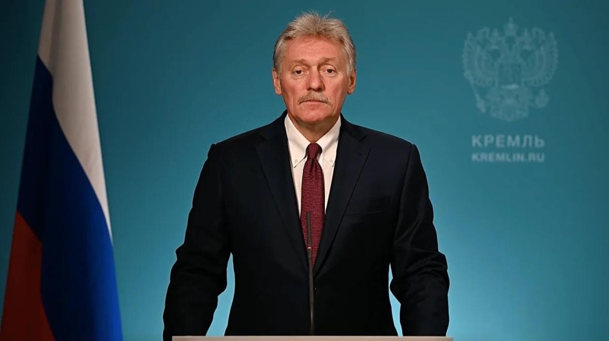 МИД и Минобороны РФ предупредили об опасности работы посольств в Киеве, теперь решение за самими странами, отметил Дмитрий Песков