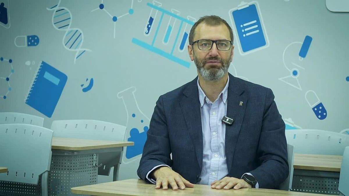 Председатель Законодательного Собрания Иркутской области Александр Ведерников поздравил учителей с профессиональным праздником!