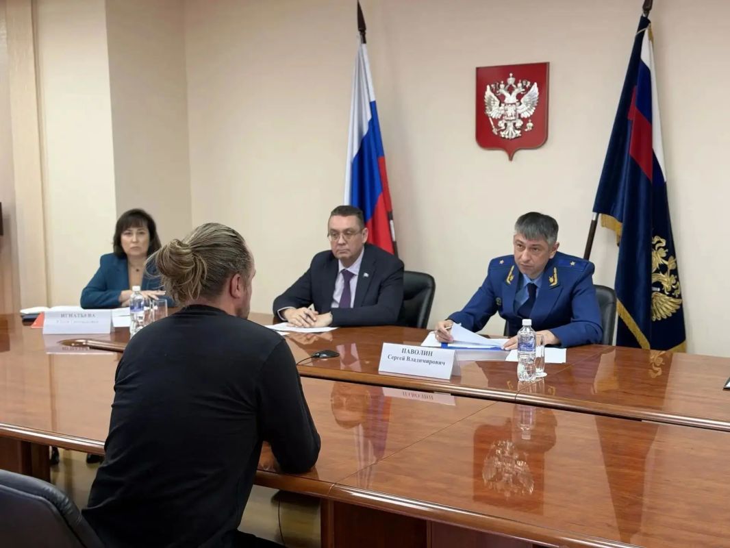 Прокурор Иркутской области Паволин С.В. и исполняющий обязанности Уполномоченного по защите прав предпринимателей региона Лабыгин А.Н. провели совместный личный прием и заключили соглашение о сотрудничестве