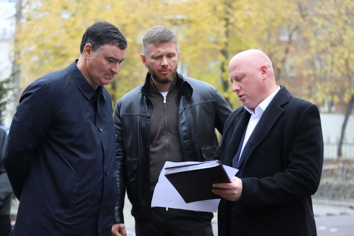 В парке имени Парижской коммуны завершается благоустройство центральной аллеи В парке имени Парижской коммуны завершается благоустройство центральной аллеи