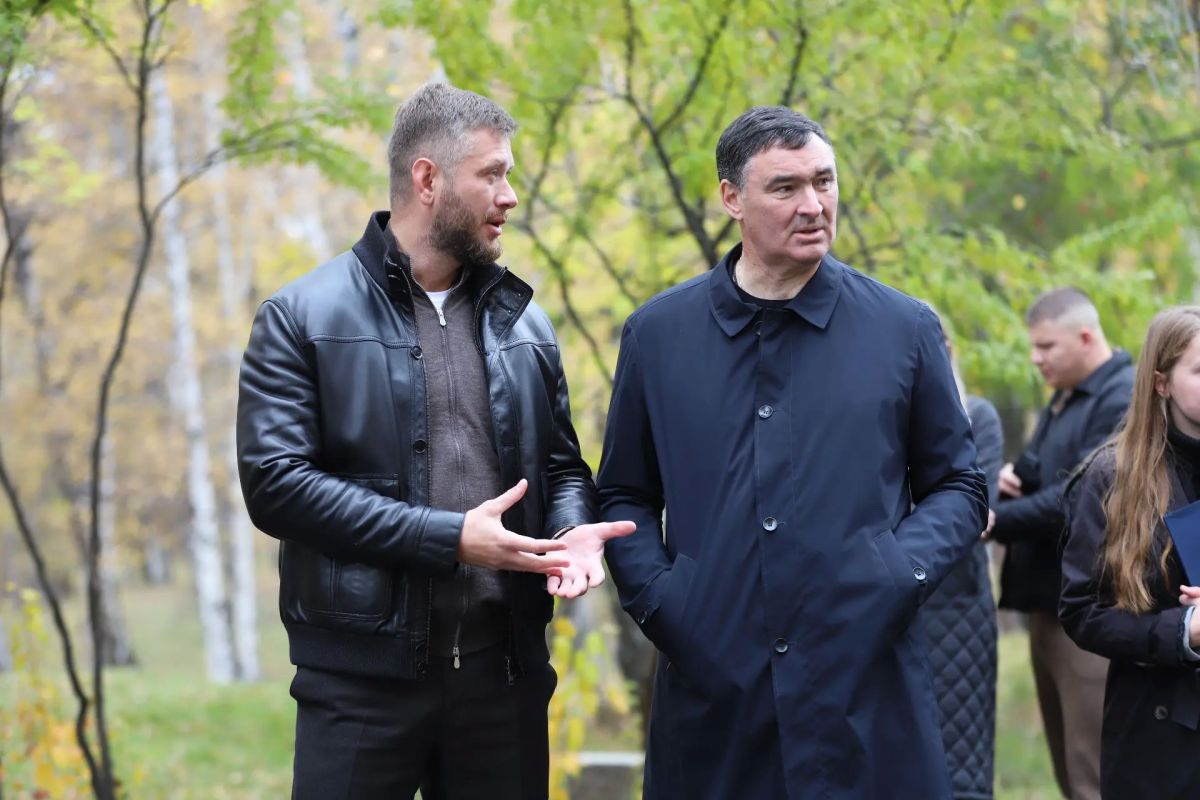 В парке имени Парижской коммуны завершается благоустройство центральной аллеи В парке имени Парижской коммуны завершается благоустройство центральной аллеи