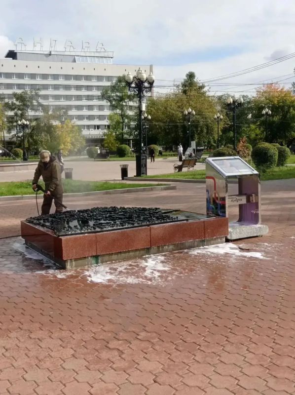 Чистота – в деталях: в Иркутске завершают сезонную помывку памятников и артобъектов Чистота – в деталях: в Иркутске завершают сезонную помывку памятников и артобъектов