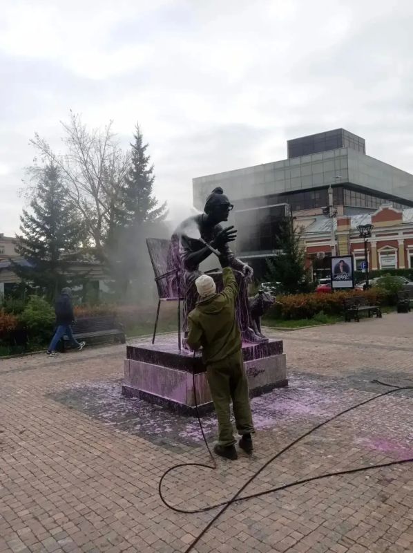 Чистота – в деталях: в Иркутске завершают сезонную помывку памятников и артобъектов Чистота – в деталях: в Иркутске завершают сезонную помывку памятников и артобъектов