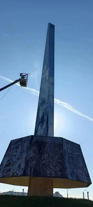 И все же — зима близко! В городе моют памятники и артобъекты