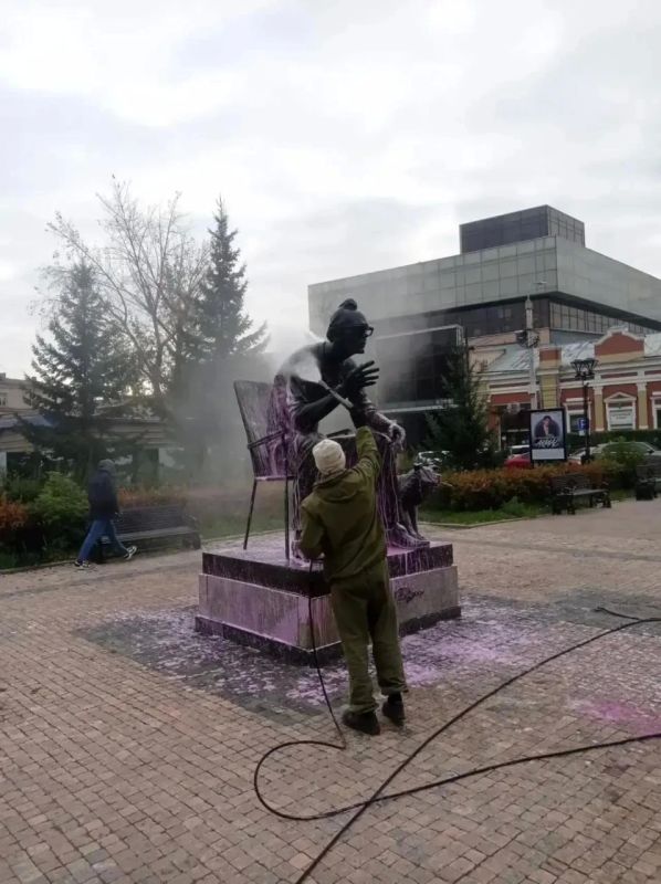 И все же — зима близко! В городе моют памятники и артобъекты И все же — зима близко! В городе моют памятники и артобъекты