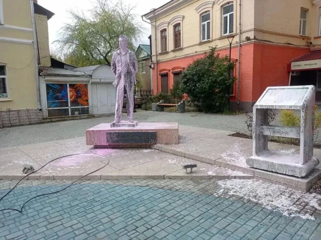 И все же — зима близко! В городе моют памятники и артобъекты И все же — зима близко! В городе моют памятники и артобъекты