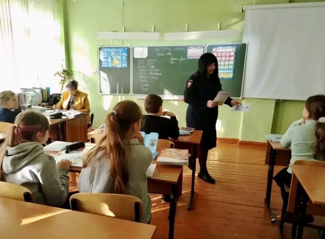 Сотрудники Братского ЛО МВД России на транспорте провели важную профилактическую беседу в Турминской средней общеобразовательной школе Сотрудники Братского ЛО МВД России на транспорте провели важную профилактическую беседу в Турминской средней общеобразовательной школе