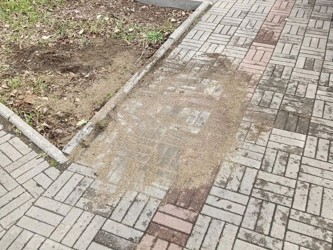 #ПаркиАнгарска. Работники «Парков Ангарска» приступили к ремонту пешеходных дорожек в сквере «Пионер» #ПаркиАнгарска. Работники «Парков Ангарска» приступили к ремонту пешеходных дорожек в сквере «Пионер»