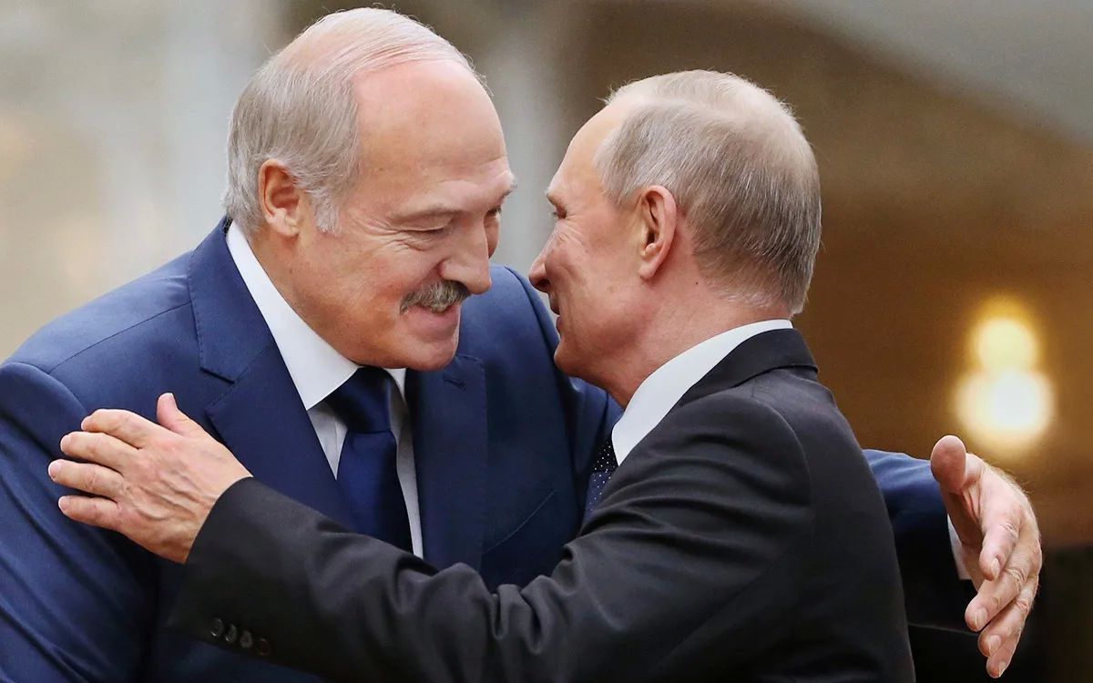 Лукашенко поздравил Путина с днем рождения