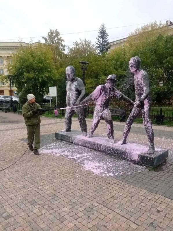 И все же — зима близко! В городе моют памятники и артобъекты И все же — зима близко! В городе моют памятники и артобъекты