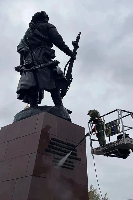 И все же — зима близко! В городе моют памятники и артобъекты И все же — зима близко! В городе моют памятники и артобъекты