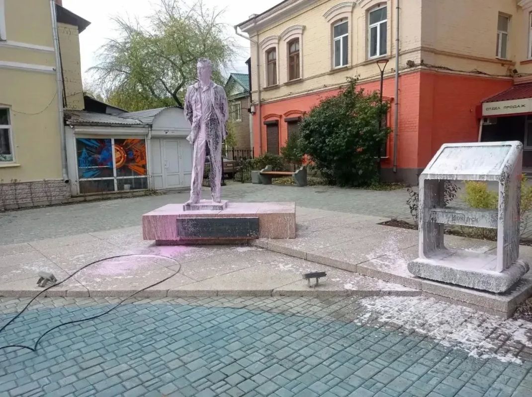 Чистота – в деталях: в Иркутске завершают сезонную помывку памятников и артобъектов Чистота – в деталях: в Иркутске завершают сезонную помывку памятников и артобъектов