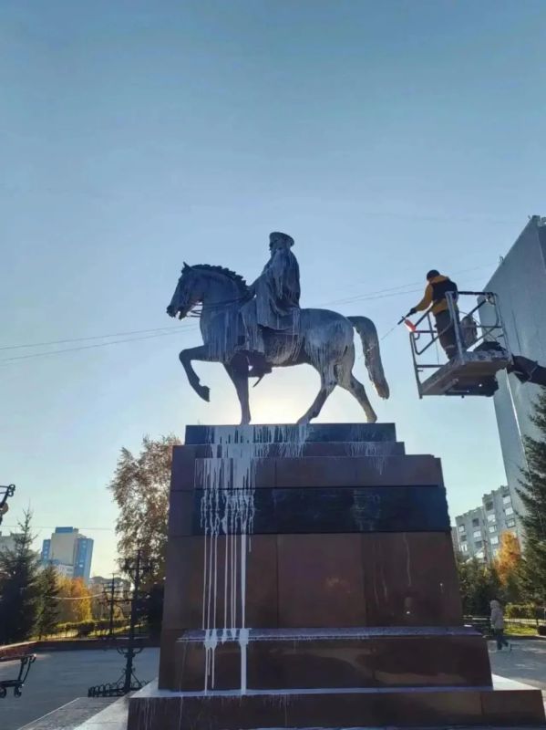 И все же — зима близко! В городе моют памятники и артобъекты И все же — зима близко! В городе моют памятники и артобъекты
