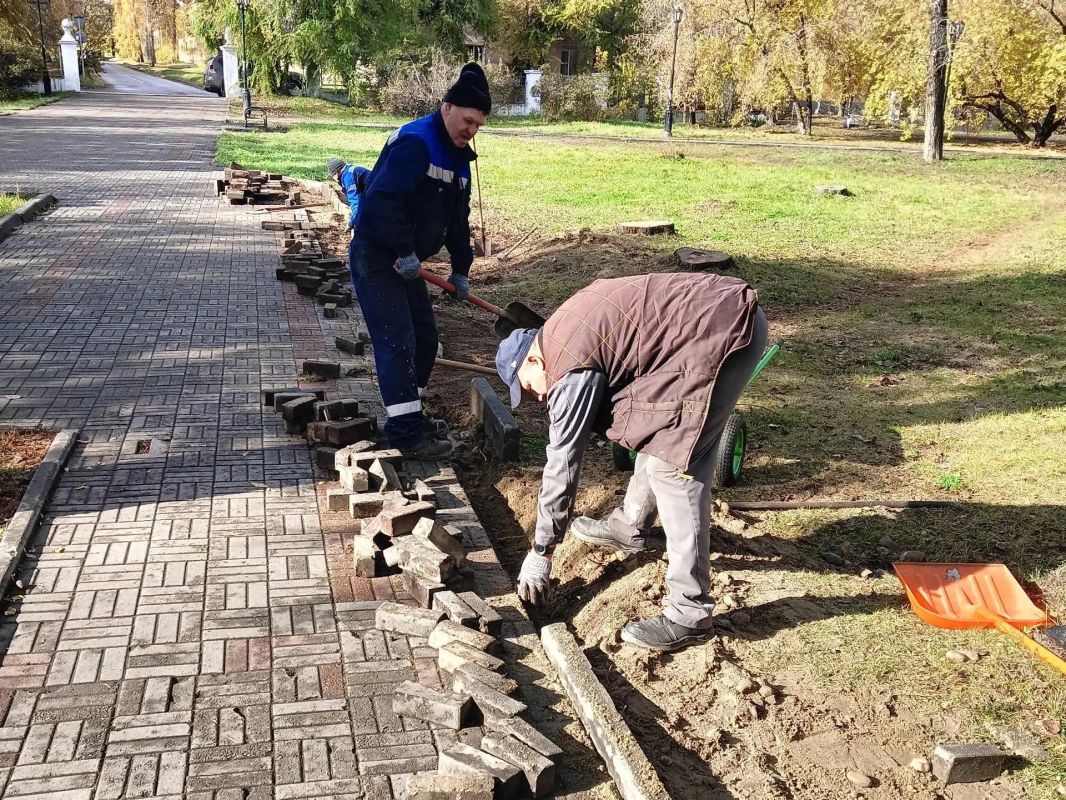 #ПаркиАнгарска. Работники «Парков Ангарска» приступили к ремонту пешеходных дорожек в сквере «Пионер» #ПаркиАнгарска. Работники «Парков Ангарска» приступили к ремонту пешеходных дорожек в сквере «Пионер»