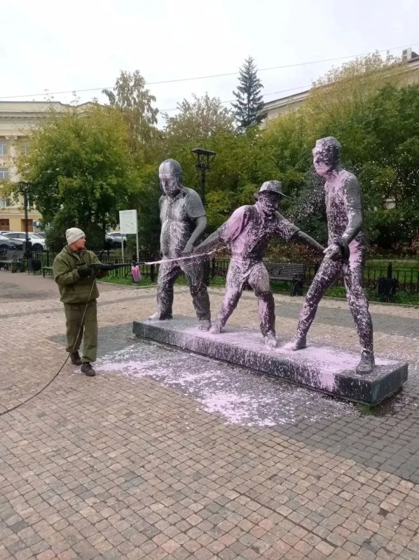 Чистота – в деталях: в Иркутске завершают сезонную помывку памятников и артобъектов Чистота – в деталях: в Иркутске завершают сезонную помывку памятников и артобъектов