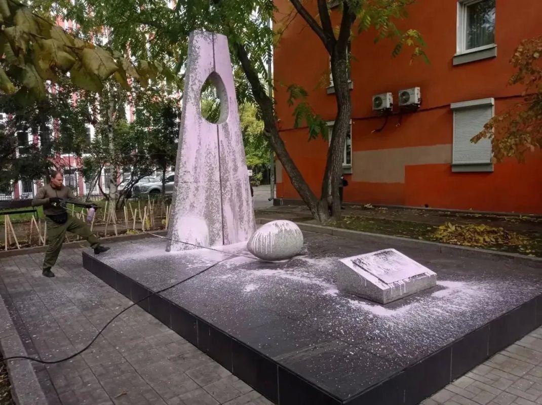 Чистота – в деталях: в Иркутске завершают сезонную помывку памятников и артобъектов Чистота – в деталях: в Иркутске завершают сезонную помывку памятников и артобъектов