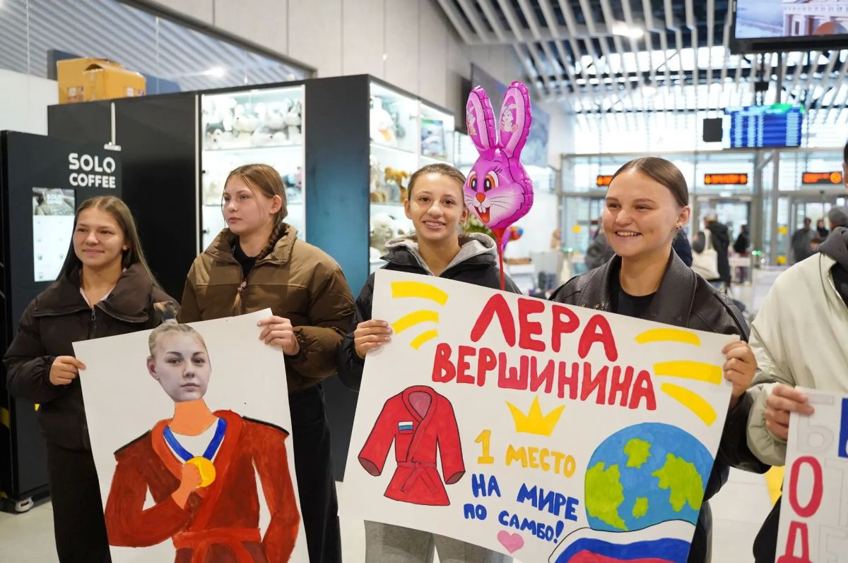 Победительница первенства мира по самбо среди юниорок 18-20 лет, мастер спорта России Валерия Вершинина сегодня прилетела в Иркутск Победительница первенства мира по самбо среди юниорок 18-20 лет, мастер спорта России Валерия Вершинина сегодня прилетела в Иркутск