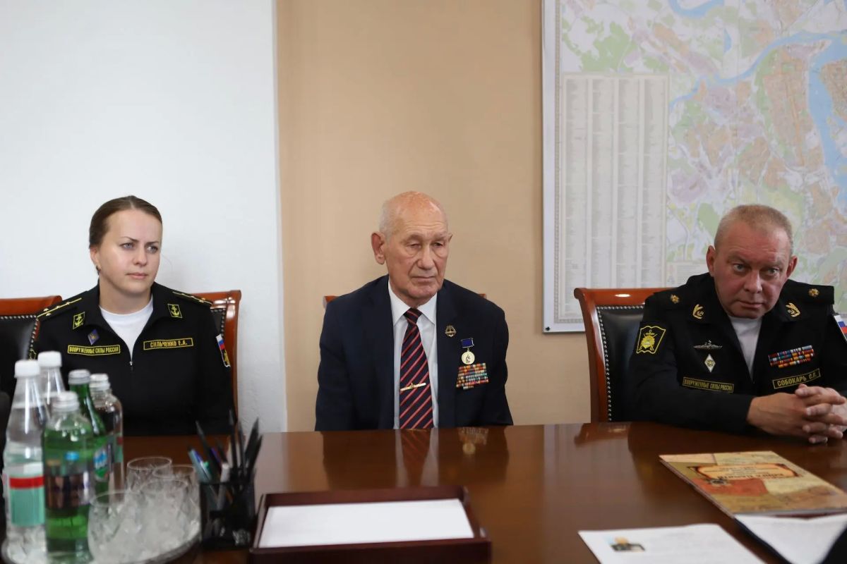 Руслан Болотов: Возможность создания профильных классов в школах Иркутска по направлению «Морской флот» обсудили вместе с контр-адмиралом, начальником Тихоокеанского военно-морского училища имени адмирала С. О. Макарова... Руслан Болотов: Возможность создания профильных классов в школах Иркутска по направлению «Морской флот» обсудили вместе с контр-адмиралом, начальником Тихоокеанского военно-морского училища имени адмирала С. О. Макарова...