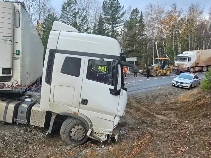 На Култукском тракте восстановлено движение после ДТП На Култукском тракте восстановлено движение после ДТП