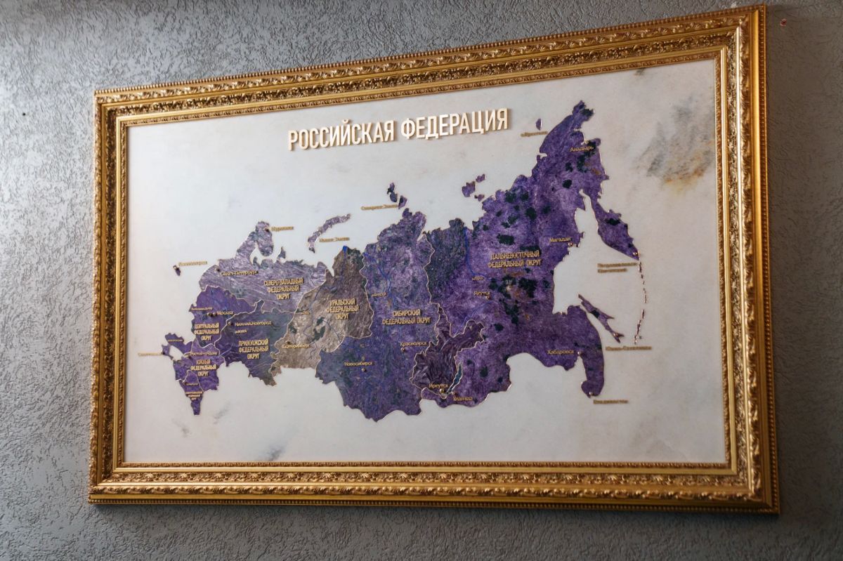 Губернатор Иркутской области вручил благодарность Президента РФ коллективу предприятия «Байкалкварцсамоцветы», которое отмечает 60-летний юбилей Губернатор Иркутской области вручил благодарность Президента РФ коллективу предприятия «Байкалкварцсамоцветы», которое отмечает 60-летний юбилей